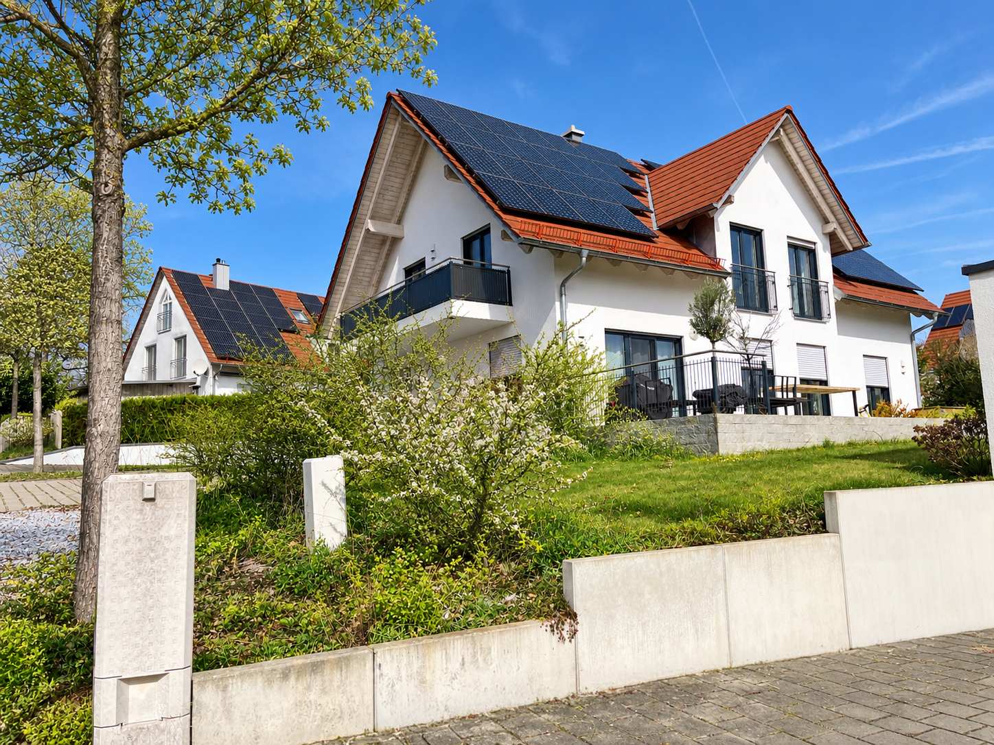 Privathaus mit Photovoltaikanlage im Frühling