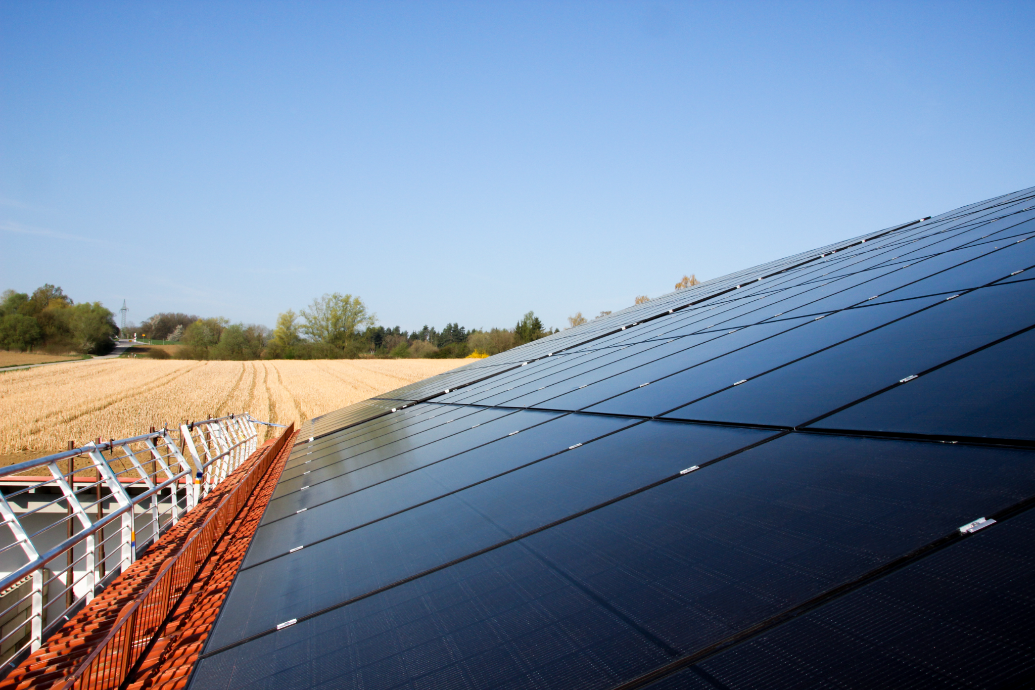 Photovoltaikanlage auf einem großen Dach in Kumhausen